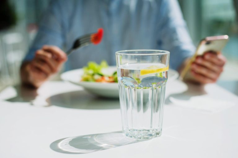 چقدر آب در طول روز باید مصرف کنیم؟